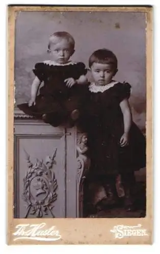 Fotografie Th. Huster, Siegen, Zwei kleine Kinder in dunkler Kleidung