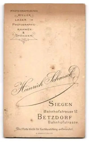 Fotografie Heinrich Schmeck, Siegen, Bahnhofstrasse 12, Zwei Kinder auf einem dekorativen Stuhl