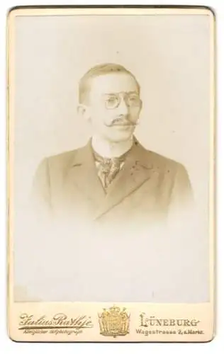 Fotografie Julius Rathje, Lüneburg, Wagstrasse 2, Porträt eines Herrn mit Brille und Schnurrbart