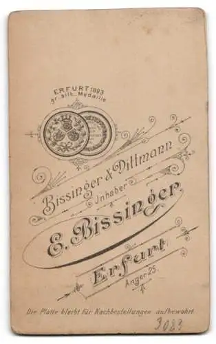 Fotografie E. Bissinger, Erfurt, Anger 25, Kleinkind in einem weissen Kleid auf einem gepolsterten Stuhl