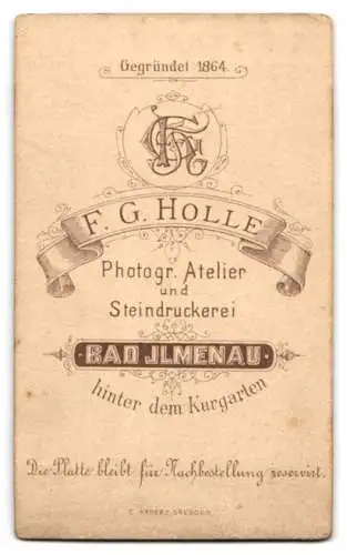 Fotografie F. G. Holle, Bad Ilmenau, hinter dem Kurgarten, Kind auf gepolstertem Stuhl