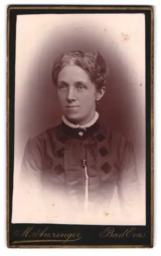 Fotografie M. Anzinger, Bad Ems, Portrait einer ernst dreinblickenden Frau