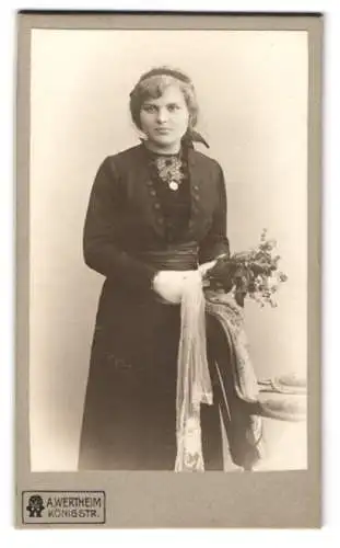 Fotografie A. Wertheim, Berlin, Königstr., Junge Frau mit Blumenstrauss