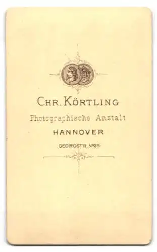 Fotografie Chr. Körtling, Hannover, Georgstrasse 25, Porträt eines jungen Mannes mit Anzug