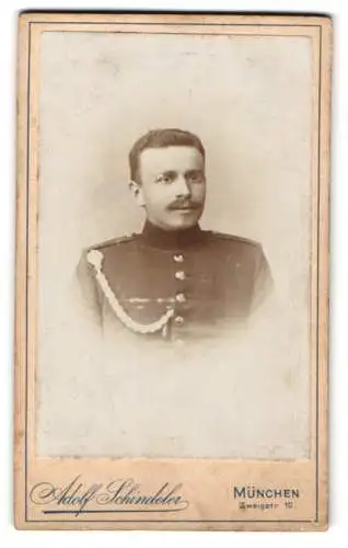 Fotografie Adolf Schindele, München, Zweigstrasse 10, Porträt eines Soldaten in Uniform