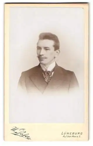 Fotografie W. Gafse, Lüneburg, Auf dem Meere 3, Porträt eines eleganten Herrn