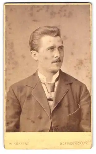 Fotografie W. Höffert, Dresden, See-Str. 10, Porträt eines jungen Mannes