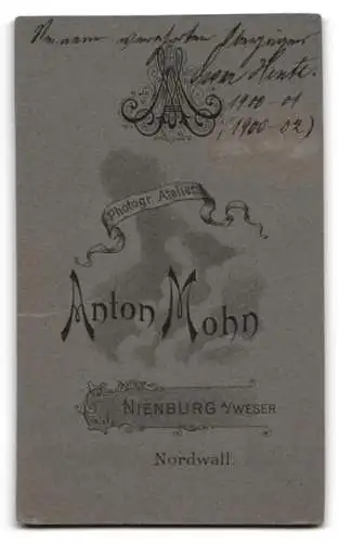 Fotografie Anton Mohn, Nienburg a. W., Nordwall, Portrait eines Herren im Anzug