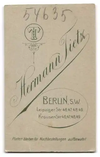 Fotografie Hermann Tietz, Berlin, Leipziger Str. 46-49, Junge Dame in eleganter Kleidung mit Blumenstrauss