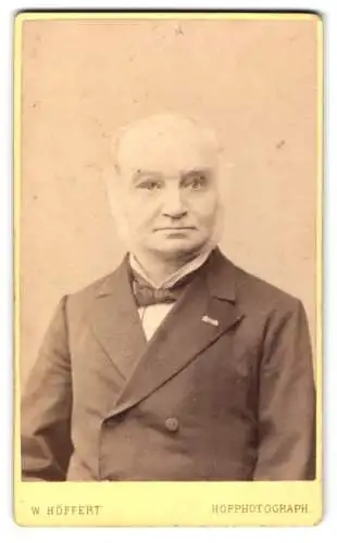 Fotografie W. Höffert, Dresden, See-Str. 10, Portrait eines älteren Herren mit Koteletten