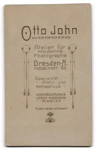 Fotografie Otto John, Dresden, Holbeinstrasse 95, Porträt eines kleinen Kindes auf einem Stuhl