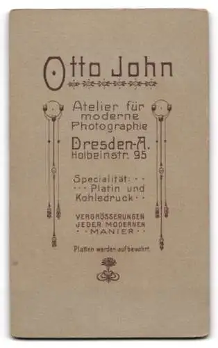 Fotografie Otto John, Dresden, Holbeinstr. 95, Kleines Kind an Stuhl lehnend