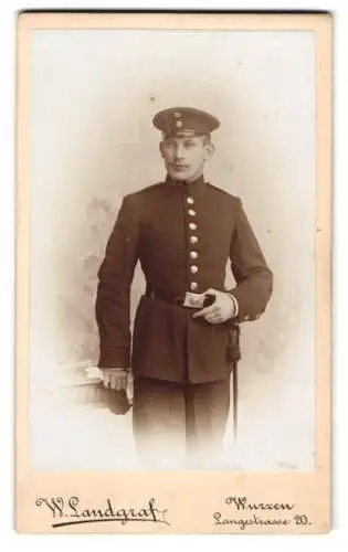 Fotografie W. Landgraf, Wurzen, Langestrasse 20, Porträt eines jungen Soldaten in Uniform