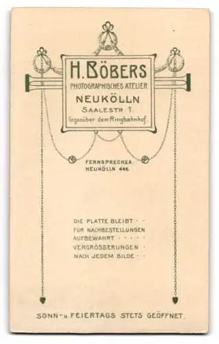 Fotografie Hermann Böbers, Neukölln, Saalestr. 1, Junge im Anzug mit Buch und Hut