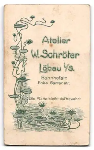 Fotografie W. Schröter, Löbau i. S., Gartenstr. 1, Mädchen steht neben einem kleinen Tisch