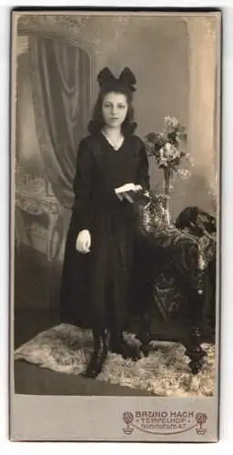 Fotografie Bruno Hach, Tempelhof, Berlinerstr. 47, Mädchen mit Schleife neben einem Tisch mit Vase