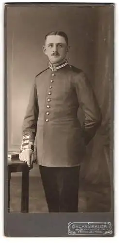 Fotografie Oscar Brauer, Frankfurt a. O., Gr. Scharrnstr. 39, Porträt eines Soldaten in Uniform