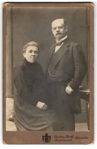 Fotografie Gustav Groth, Neustrelitz, Glambeckerstr. 9, Sitzender Herr mit stehender Dame