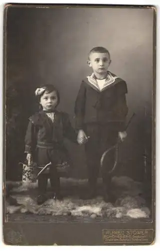 Fotografie Alfred Stower, Schöneberg, Sedanstrasse 1, Junge im Matrosenanzug mit kleiner Schwester