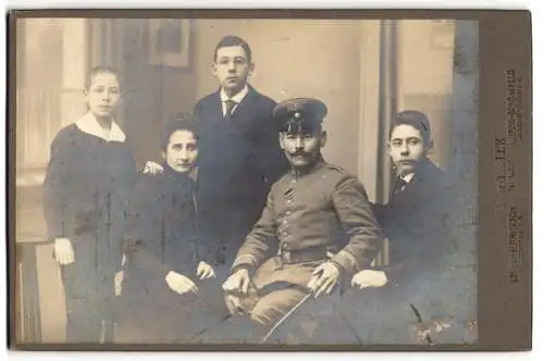 Fotografie A. Gäbler, Leipzig, Wilhelminenstrasse 4, Familienportrait mit Soldat in Uniform