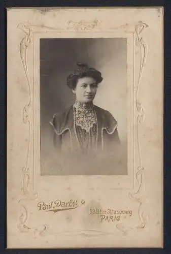 Fotografie Paul Darby, Paris, Boulevard de Strasbourg 39, Portrait einer eleganten Dame mit Spitzenkragen