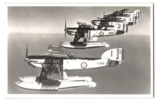 Fotografie Doppeldecker - Flugzeuge der Royal Navy im Formationsflug, Kennung S1385