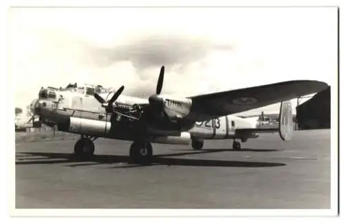 Fotografie Flugzeug Viermotoriger Niederdecker der Royal Canadian Air Force, Kennung 213