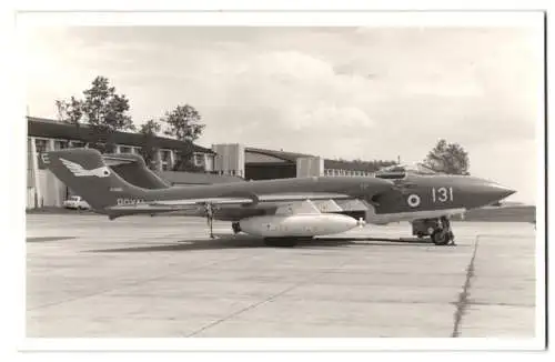 Fotografie Kampfflugzeug Düsenflugzeug der Royal Navy mit Staffelabzeichen und Kennung 131