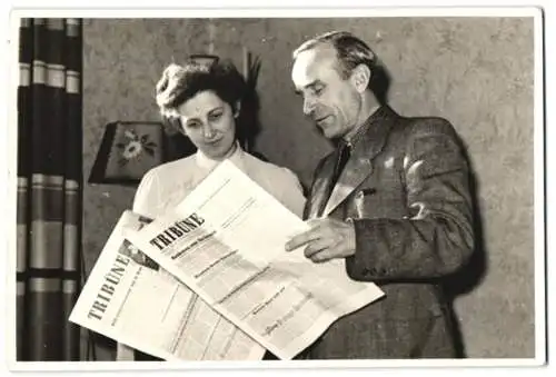 Fotografie Paar liest Zeitung, Tribüne / Organ des Bundesvorstandes des FDGB