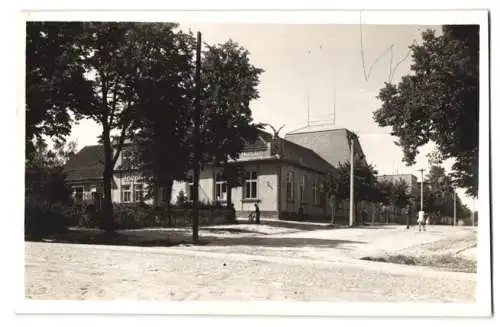 Fotografie unbekannter Fotograf, Ansicht Hradec Králové - Königgrätz, Strassenkreuzung mit Restaurant