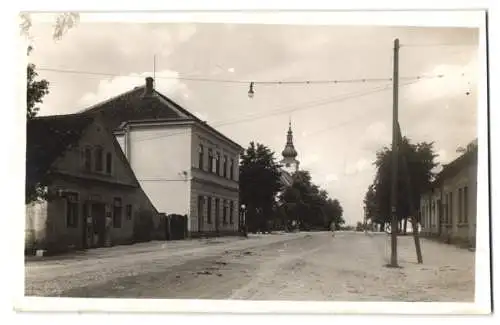 Fotografie unbekannter Fotograf, Ansicht Hradec Králové - Königgrätz, Strassenansicht mit Ladengeschäften