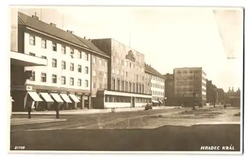 Fotografie unbekannter Fotograf, Ansicht Hradec Králové - Königgrätz, Strassenansicht mit Kaufhaus & Geschäftshaus