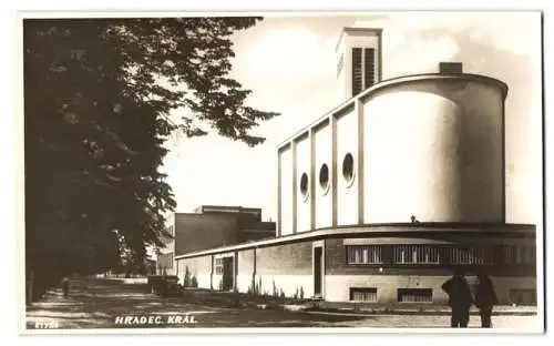 Fotografie unbekannter Fotograf, Ansicht Hradec Králové - Königgrätz, moderne Kirche mit Glockenturm