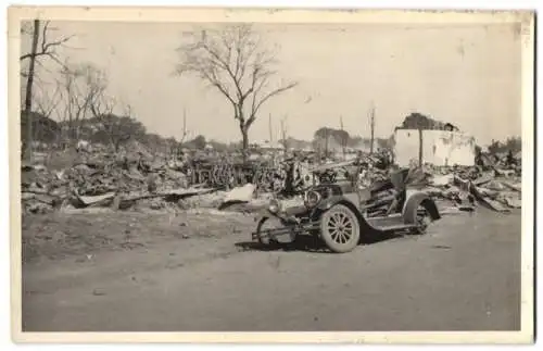 Fotografie unbekannter Fotograf, Ansicht China, Auto - Wrack nach verheerender Natur-Katastrophe