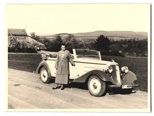 Fotografie Auto Wanderer Cabrio, Hausfrau nebst Luxus-Cabriolet, Kennzeichen IT-14846, Wildungen 19335