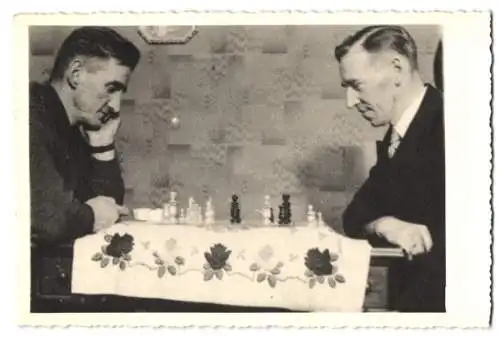 Fotografie Chess - Schach, Herren vor Schachbrett sitzend