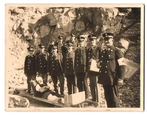 Fotografie Bergbau - Steinbruch, Rotes Kreuz, Sanitäter retten einen verletzten Bergmann