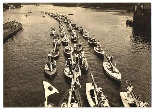 Fotografie Max Müller, Neukölln, Ansicht Berlin, Segelboote im Konvoi teilweise mit japanischen Fahnen