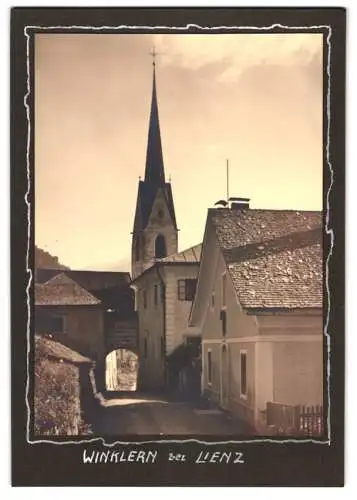 Fotografie unbekannter Fotograf, Ansicht Winklern bei Lienz, Strassenansicht mit Kirchturm