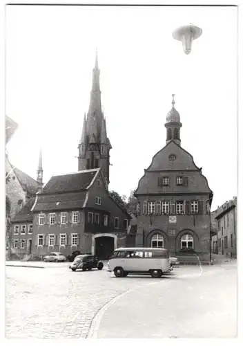 Fotografie Hans Armster, Mainz, Ansicht Algesheim, VW Käfer & VW Bulli vor Rathaus und Kirche