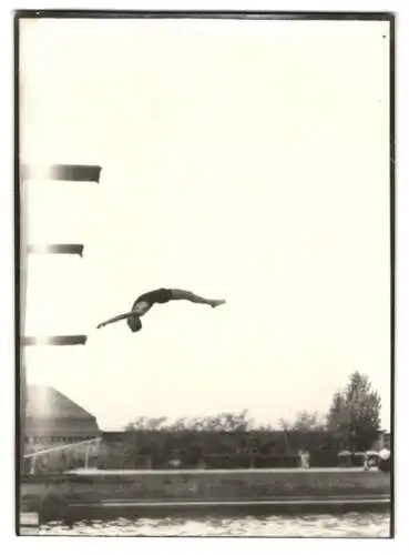 Fotografie Walter Herlau beim Auerbach-Kopfsprung gestreckt