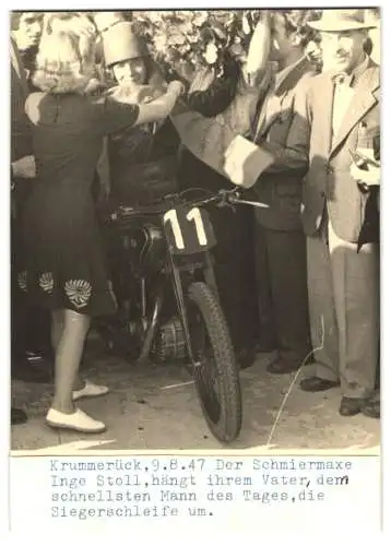 Fotografie unbekannter Fotograf, Ansicht Aachen / Krummerück, Motorrad-Rennfahrer Stoll auf NSU mit Siegerkranz 1947