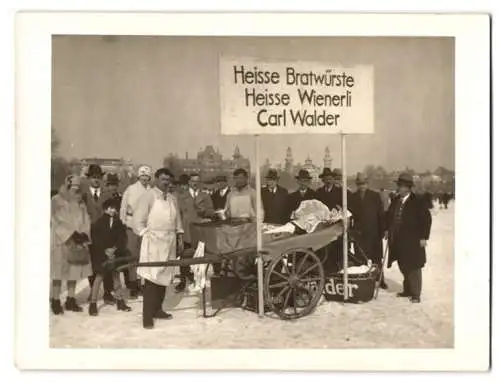 Fotografie unbekannter Fotograf, Ansicht München, Bratwurststand von Carl Walder, Bratwürste & Heisse Wienerli im Winter