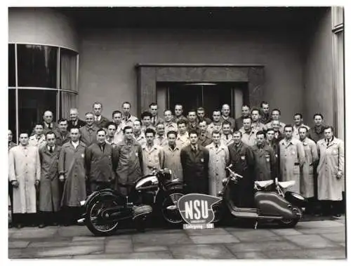 Fotografie NSU - Kundendienst-Lehrgang, NSU-Motorrad & NSU-Lambretta mit Lehrgangs-Teilnehmern