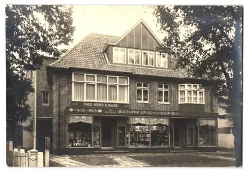 Fotografie unbekannter Fotograf, Ansicht Malente-Gremsmühlen, Ladengeschäft Photo-Atelier Karl Jenckel