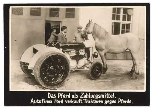 Fotografie Traktor Ford / Fordson, Henry Ford tauscht Ackerschlepper gegen Pferde