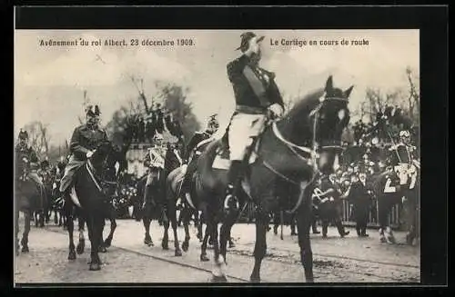 AK Roi Albert, 23 decembre 1909, Le Cortege en cours de route, König von Belgien auf Pferd, salutiert