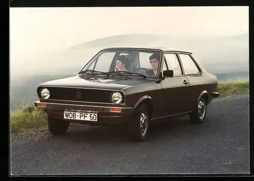 AK Auto vom Typ VW Derby auf einer Küstenstrasse