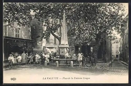 AK La Valette, Place de la Fontaine Longue avec des habitants rassemblés autour de la fontaine