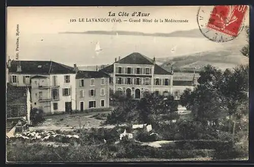 AK Le Lavandou, Grand Hôtel de la Méditerranée avec vue sur la mer et voiliers